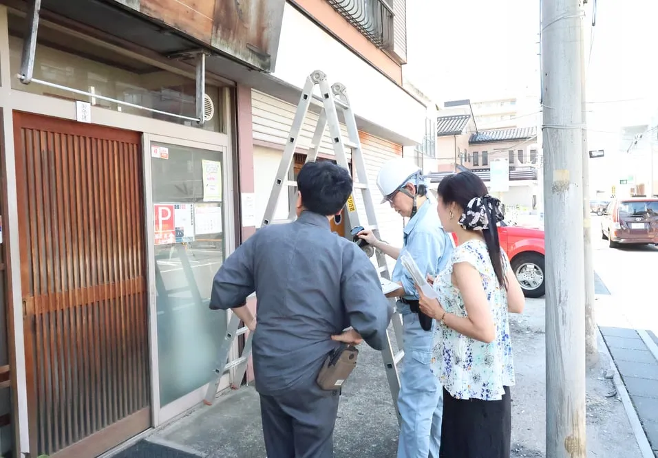 鴻巣の商店街で打ち合わせをする様子